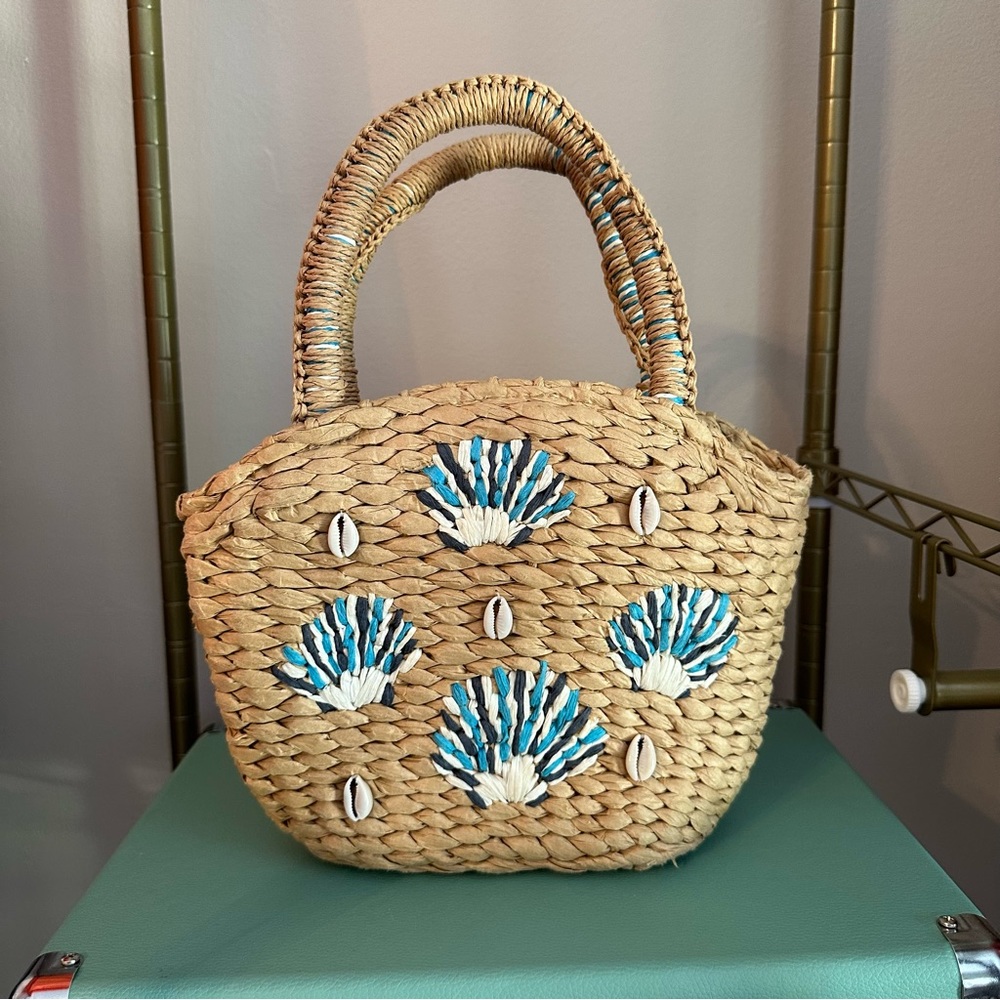 mini straw bag with sea shells